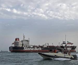 Una lancha rápida de la Guardia Revolucionaria Iraní navega alrededor de un petrolero, en una imagen de archivo. EFE/EPA/Hasan Shirvani