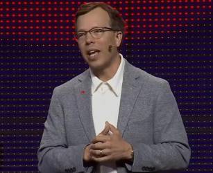 Matt Hicks, CEO de Red Hat, alertó a los gerentes de las empresas: El reto será delegar mejor: entender procesos, descomponer trabajo complejo y distribuirlo entre humanos y agentes sin perder control. (Foto E&amp;N)