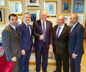 Los expertos latinos reunidos esta tarde en la Torre Trump, en NY, (de izq. a der.) Freddy Balsera; Carlos Gimenez Jr.; Donald Trump, presidente electo de EE.UU.; Julio Ligorria, exembajador de Guatemala en Washington y experto en Latinoamérica; y David Duckenfield, exsubsecretario para Asuntos Públicos del Departamento de Estado de EE.UU. Foto/Cortesía.