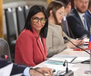 Según informó Transparencia Venezuela, la deuda externa de Venezuela se estima en más de US$170.000 millones.El gobierno interino de Rodríguez avanzó en el reingreso de relaciones con el FMI y el BM. (Foto: EFE)