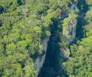 Grupo AJE y TIKIN Petén anuncian alianza para proteger zona arqueológica en Petén