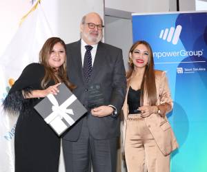 <i>Lesslie de Davidovich, ejecutiva de Brain Consulting Group, empresario Jorge Canahuati Larach e Isis Sandoval, country manager de Manpower Group. (Foto: LA PRENSA / Honduras)</i>