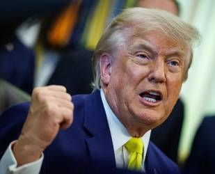 Las declaraciones de este viernes de Trump reflejan una combinación de presión, advertencias y apertura a la negociación, mientras Washington busca mantener influencia en distintos escenarios geopolíticos. (Foto: EFE)