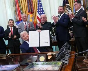 Trump firma orden para acelerar acceso a tratamientos con drogas psicodélicas