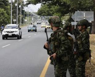 <i>Durante la madrugada del sábado, un grupo no identificado instaló y detonó explosivos en un peaje en construcción ubicado en el sector de Mondomo, sobre la Vía Panamericana. (Foto: EFE)</i>