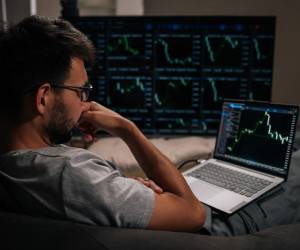 <i>La democratización del acceso a Wall Street eliminó muchas barreras de entrada, pero no modificó la relación entre riesgo y retorno ni convirtió la popularidad de una acción en garantía de rentabilidad. (Foto: Shutterstock)</i>