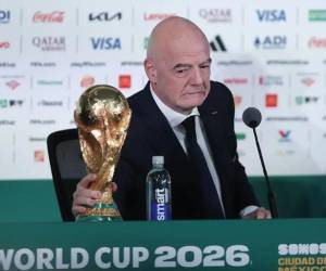 <i>El presidente de la FIFA, Gianni Infantino, sostiene la Copa del Mundo durante una rueda de prensa este miércoles, en Ciudad de México (México). EFE/ Isaac Esquivel</i>