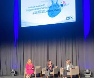 Panel magistral ‘Mujeres desafiantes en los negocios y en las organizaciones’, con Stephanie Melville, directora de la Junta Directiva de Progreso; Ana Karina Smith, estratega de liderazgo y expresidenta de la Asociación de Directoras de Panamá.