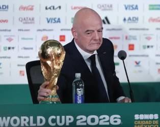 <i>El presidente de la FIFA, Gianni Infantino, sostiene la Copa del Mundo durante una rueda de prensa este miércoles, en Ciudad de México (México). EFE/ Isaac Esquivel</i>