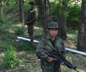 Fotografía de integrantes del Ejército de Guatemala custodiando en la frontera con Honduras este martes, en San José Las Lágrimas (Guatemala).( EFE/ Alex Cruz)