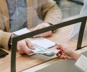 Los bancos no solo prestaron más dinero, sino que también obtuvieron mayores ingresos por<b> cada operación de crédito. </b>(Foto: Shutterstock)