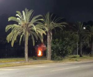 <i>Varias detonaciones y explosiones con sobrevuelo de aviones se escucharon la madrugada de este sábado en Caracas sin que hasta el momento se conozcan detalles, en momentos en que Venezuela ha denunciado amenazas del gobierno del presidente de Estados Unidos, Donald Trump, por el despliegue militar en el Caribe y las advertencias de ataques terrestres. IMÁGENES: RAYNER PEÑA / EFE</i>