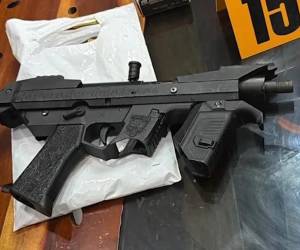 <i>Captura de video cedido por el Ministerio de Seguridad Pública de Costa Rica que muestra un arma fabricada con tecnología de impresión 3D durante un allanamiento por narcotráfico. EFE/ Ministerio de Seguridad Pública de Costa Rica</i>