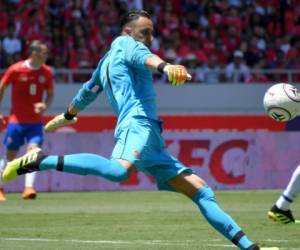 El portero de Costa Rica Keylor Navas dispara en un partido internacional contra Irlanda del Norte en el Estadio Nacional en San José: AFP PHOTO / EZEQUIEL BECERRA