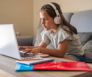 Estamos exigiendo responsabilidades a las plataformas de internet que no protejan suficientemente a nuestros hijos, aseguró Von der Leyen, presidenta de la Comisión Europea. (Foto: Shutterstock)