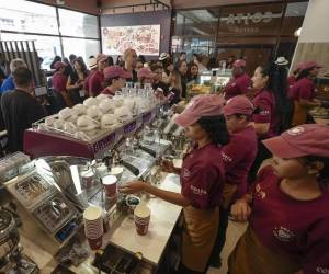 <i>Integrantes de la cadena internacional de cafeterías Costa Coffee preparan café durante la apertura de una tienda en Ciudad de (Panamá). EFE/ Aris Mariota</i>