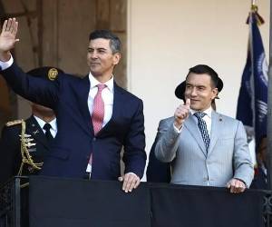 El presidente de Ecuador, Daniel Noboa (d), y su homólogo de Paraguay, Santiago Peña, saludan a simpatizantes desde un balcón este miércoles, en Quito (Ecuador). EFE/ José Jácome