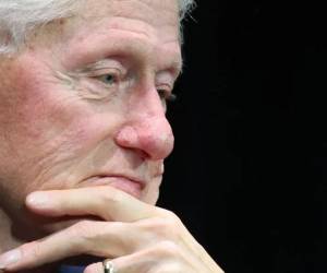 <i>Clinton viajó en el avión de Epstein en lo que se describió como “viajes humanitarios a África” a principios de la década de 2000 y en ese momento elogió a Epstein como “un filántropo comprometido”. (FOTO: EFE)</i>