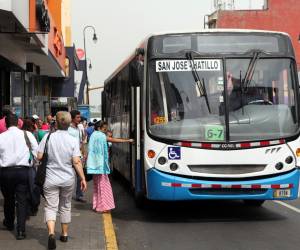 <i>La mitad de los colaboradores consultados por el estudio de FEMACO dedica más de dos horas diarias a los recorridos de ida y regreso del trabajo. Dentro de ese grupo, el 60% acumula tres horas o más de desplazamiento al día. (Foto: Archivo)</i>
