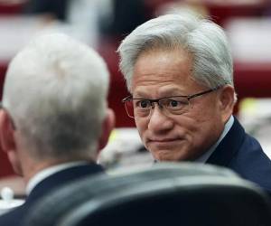 El presidente y director ejecutivo de Nvidia, Jensen Huang (d), asiste a una reunión entre el primer ministro chino, Li Qiang (no aparece en la imagen). EFE/EPA/GoNakamura / POOL