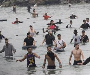 <i>La manipulación intencional de los flujos migratorios (como el que está registrándose en la ciudad española de Ceuta) es uno de los ejemplos más claros del modus operandi guerra híbrida. (Foto: EFE) </i>