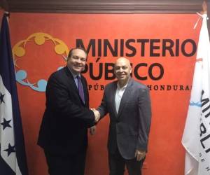 Patrick Ventrell, director de Programas para el Hemisferio Occidental del Departamento de Estado de Estados Unidos; y Óscar Fernando Chinchilla, Fiscal General de Honduras.