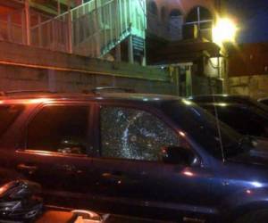 Imagen del vehículo de Chinchilla que recibió los impactos de bala. (Foto: La Prensa)