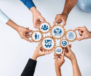 <i>En sectores de alta complejidad, se estima que el conocimiento se duplica cada pocos meses, lo que obliga a personas y organizaciones a migrar de un modelo de “aprender en el trabajo” hacia uno de “aprendo - practico -evoluciono”. FOTO SHUTTERSTOCK</i>