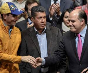 Foto de archivo del opositor Henrique Capriles Radonski, Henri Falcon y el asambleísta Julio Borges. Foto AFP