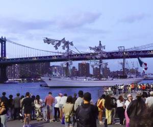<i>La gente mira al Cuauhtémoc, un buque escuela de la Armada mexicana, en el East River después de que el barco chocara contra el puente de Brooklyn, en Nueva York, el 17 de mayo de 2025. EFE/EPA/PORTER BINKS</i>