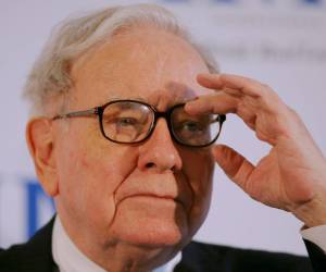 <i>Fotografía de archivo que muestra al inversor estadounidense Warren Buffett durante una rueda de prensa en Fráncfort, Alemania. EFE/Arne Dedert</i>