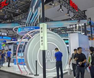 <i>El FBI acusó a seis empresas chinas, entre ellas DeepSeek, Moonshot AI y Alibaba, de copiar a gran escala tecnología desarrollada por compañías estadounidenses mediante la técnica conocida como ‘destilación’. (Foto: EFE)</i>