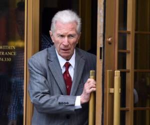 El mediador entre Argentina y los fondos acreedores, el abogado norteamericano Daniel Pollack sale de la Corte de Nueva York, el 22 de julio de 2014. (Foto: AFP)