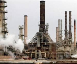 La guerra en Medio Oriente todavía no generó una escasez física global de crudo, pero ya está rompiendo algo igual de sensible: la disponibilidad segura, barata y estable de la energía.. (Foto: EFE)