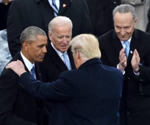 (ARCHIVOS) En esta foto de archivo tomada el 20 de enero de 2017, el presidente de Estados Unidos, Donald Trump (C), habla con el expresidente Barack Obama mientras el exvicepresidente Joe Biden y el senador de Nueva York Chuck Schumer observan durante su ceremonia de toma de posesión en el Capitolio de Estados Unidos en Washington DC. - Cuando Donald Trump mire hacia abajo por última vez desde su helicóptero sobre el césped de la Casa Blanca el 20 de enero de 2021, los restos de su presidencia serán ineludibles. El showman con el cabello rubio teñido, bronceado falso y una habilidad para conectarse con la multitud asumió el cargo hace cuatro años, haciendo la sorprendente promesa en su discurso inaugural de que pondría fin a la 'carnicería estadounidense'. (Foto de Paul J. RICHARDS / AFP)