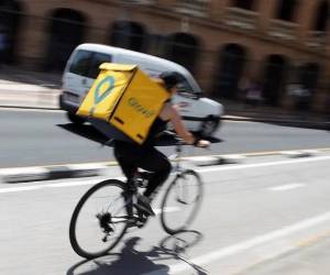 El convenio reconoce que la economía de plataformas <b>está transformando significativamente el mundo laboral. (Foto: EFE)</b>