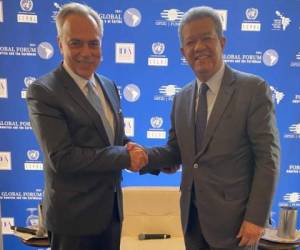 El expresidente de República Dominicana, Leonel Fernández y el doctor Daniel Zovatto, Director Regional de IDEA Internacional, en la clausura del III Foro Global de Latinoamérica y el Caribe, en el Union League Club de Nueva York desarrollado este 24 de septiembre.