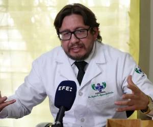 <i>El médico y sindicalista Rafael Aguirre ​​​​​​ lidera la propuesta presidencial del FMLN, que lleva como compañera de fórmula a ​Madaí Santos, de profesión enfermea. (Foto: EFE)</i>