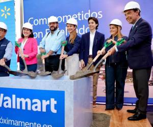 <i> Cristina Ronski, CEO de Walmart Centroamérica, funcionarios de gobierno y otros ejecutivos de la compalía colocaron la primera piedra del nuevo supercenter Walmart Santa Tecla, su tienda número 103 en el país. FOTO EMBAJADA DE EEUU EN EL SALVADOR</i>