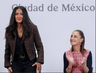 <i>La actriz productora y directora mexicana Salma Hayek (i) y la presidenta de México, Claudia Sheinbaum, participan en una rueda de prensa este domingo, en Palacio Nacional de la Ciudad de México (México). EFE/ Isaac Esquivel</i>