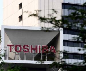 Toshiba corp logo is seen on the top of a building at the company's headquarters in Tokyo on June 23, 2017.Toshiba delayed the release of its long-overdue earnings again on June 23, with the troubled conglomerate saying it needed more time to finish accounting work at its loss-hit US nuclear unit Westinghouse Electric (WEC). / AFP PHOTO / Toshifumi KITAMURA
