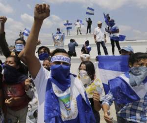 Desde tempranas horas del viernes, opositores participaron en la procesión religiosa y llegaron hasta el atrio de la catedral de Managua gritando consignas contra el gobierno de Ortega, al que culpan de la muerte de más de 300 nicaragüenses durante la represión a las protestas el año pasado.