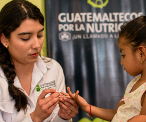 El programa Guatemaltecos por la Nutrición, una iniciativa de la empresa Castillo Hermanos, logró disminuir la desnutrición aguda infantil del 6 % a finales de 2022 al 0,38 % en 2025 en cinco comunidades. Foto de cortesía