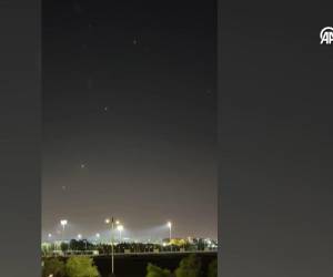 <i>La Casa Blanca está monitoreando este lunes los ataques lanzados por Irán sobre la base aérea estadounidense de Al Udeid, en Catar, en represalia por el bombardeo estadounidense del fin de semana sobre instalaciones clave del programa nuclear de Teherán, según funcionarios de la oficina presidencial de EE.UU. citados por medios locales. IMÁGENES: ANADOLU.</i>