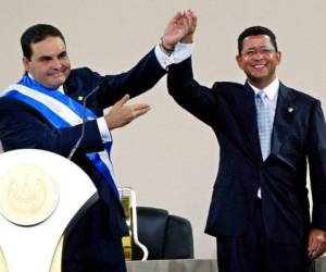 El nuevo presidente salvadoreno Elias Antonio Saca (I) alza la mano de su antecesor Francisco Flores luego de recibir la banda presidencial durante la ceremonia de toma de posesion el 01 de Junio de 2004 en San Salvador,El Salvador. AFP PHOTO/CASA PRESIDENCIAL. (Photo by CASA PRESIDENCIAL / AFP)