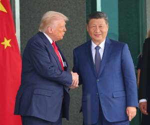 El presidente de EE.UU. Donald Trump (i) y el presidente de China Xi Jinping se dan la mano tras su reunión en el salón de recepción Naraemaru dentro de una base de la Fuerza Aérea en Busan, Corea del Sur. EFE/EPA/YONHAP SOUTH KOREA OUT
