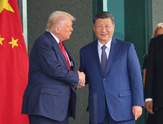 <i>Imagen de archivo del presidente de EE.UU. Donald Trump (L) y el presidente de China Xi Jinping (C) se dan la mano tras su reunión en el salón de recepción Naraemaru dentro de una base de la Fuerza Aérea en Busan, Corea del Sur, 30 de octubre de 2025. (Corea del Sur) EFE/EPA/YONHAP SOUTH KOREA OUT</i>