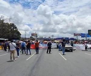 <i>Los manifestantes fueron miembros del Sindicato de Trabajadores de la Educación de Guatemala (Steg) y algunos trabajadores de salud. FOTO CAPTURA DE PANTALLA DE VIDEO QUE MUESTRA LOS BLOQUEOS.</i>