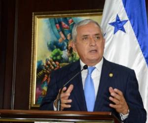 Guatemalan former president (2012-2015) Otto Perez Molina (C) gestures after a court hearing in Guatemala City on February 26, 2018. - Perez is in preventive detention since September, 2015, on corruption charges. (Photo by JOHAN ORDONEZ / AFP)