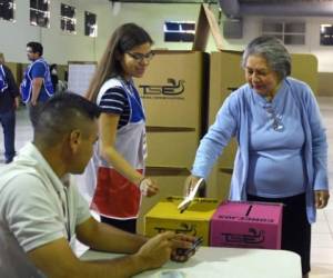 A citizen casts his vote during legislative and municipal elections in San Salvador, on March 4, 2018. Legislative elections in El Salvador will test voters evaluation of leftist President Salvador Sanchez Ceren as he sees out his final year in office, with consequences for his FMLN party. / AFP PHOTO / MARVIN RECINOS